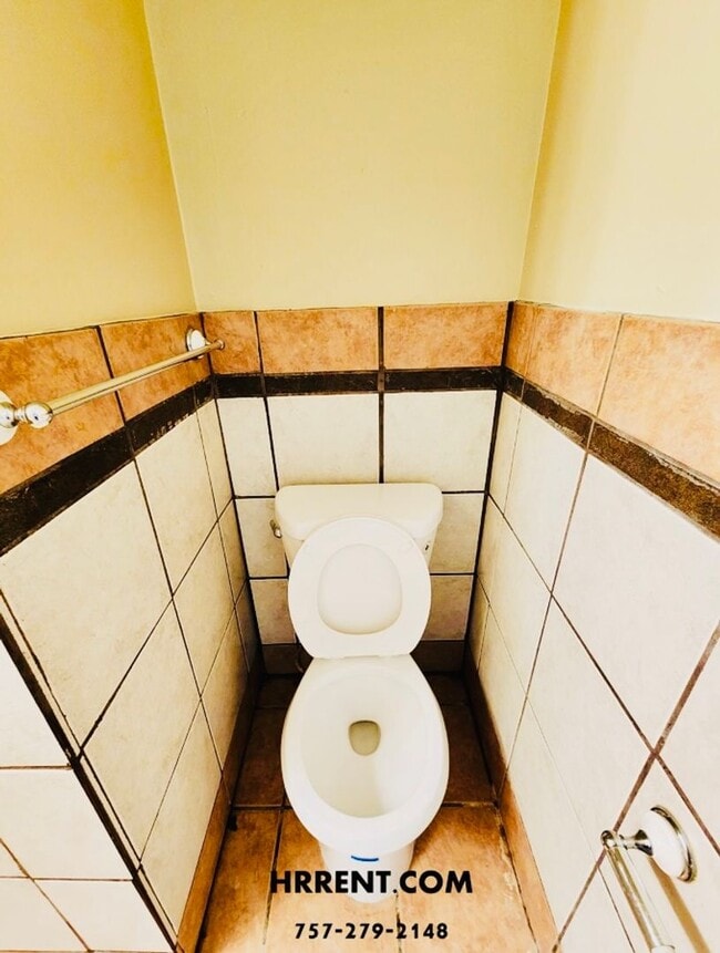 Building Photo - Amazing 6 Bedroom 3 Bathroom Two Story Hom...