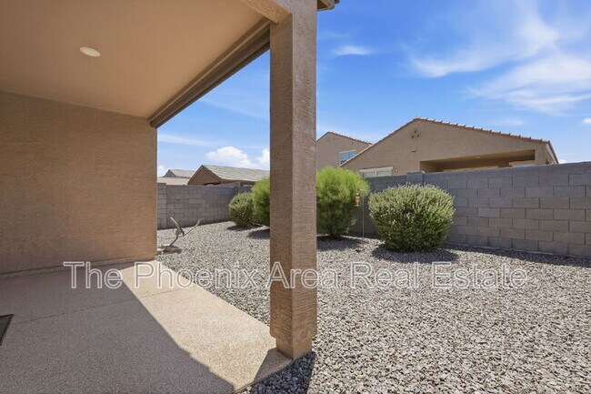 Building Photo - 40643 W Shaver Dr