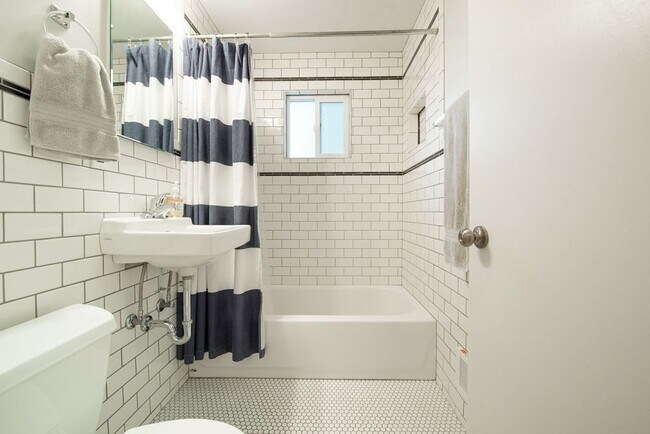 Building Photo - Charming Rambler in North Seattle!