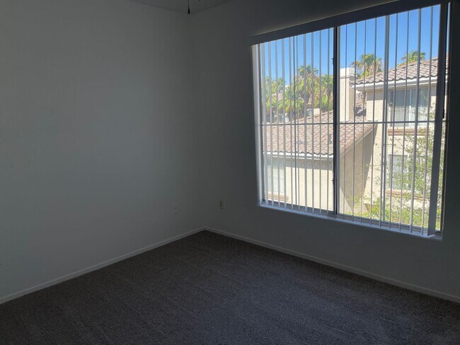 Building Photo - MOVE IN READY! 3 BEDROOM- GUARD GATED COMM...