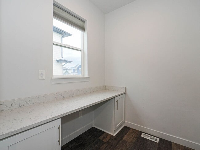 Building Photo - 3 bedroom, 2.5 Bathroom Saratoga Springs Home