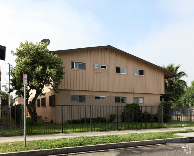 Primary Photo - 8320 Lindley Ave