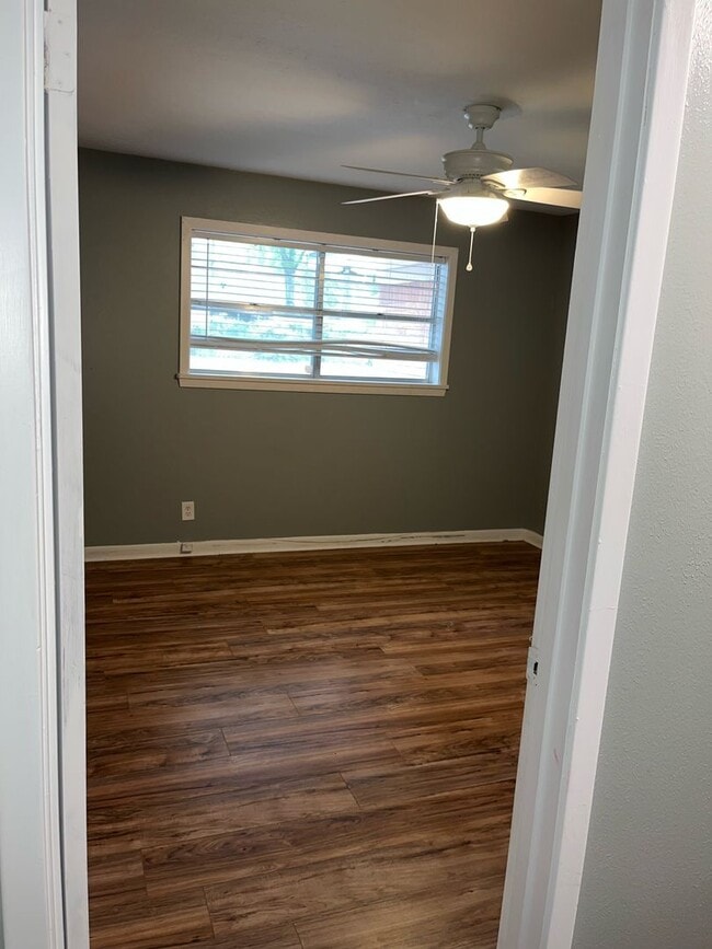 Building Photo - 1030 Manor Pl