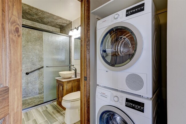 Building Photo - Newly Remodeled 2 Bed, 1 Bath + a Den  Home at The Base of Thumb Butte!