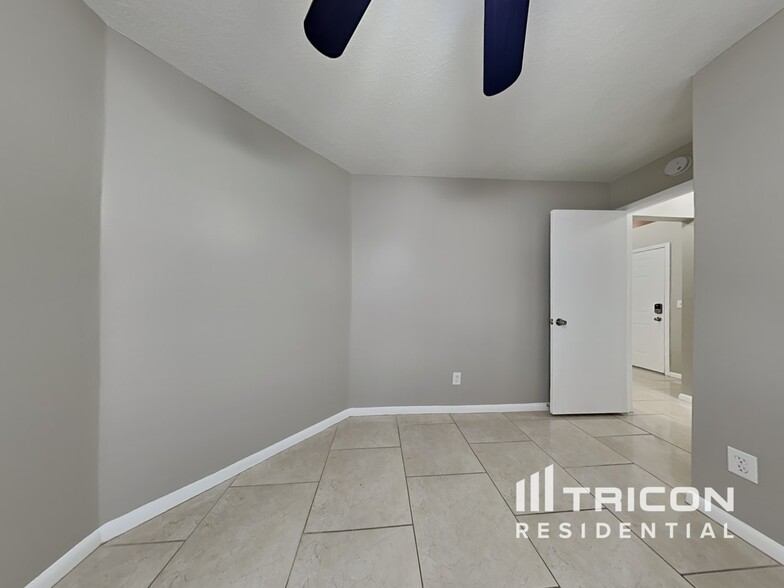 Building Photo - 10841 Peppersong Dr