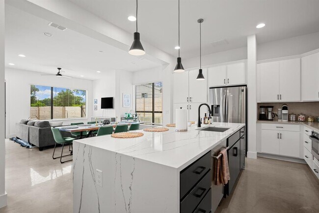 Building Photo - 1006 Winsted Ln