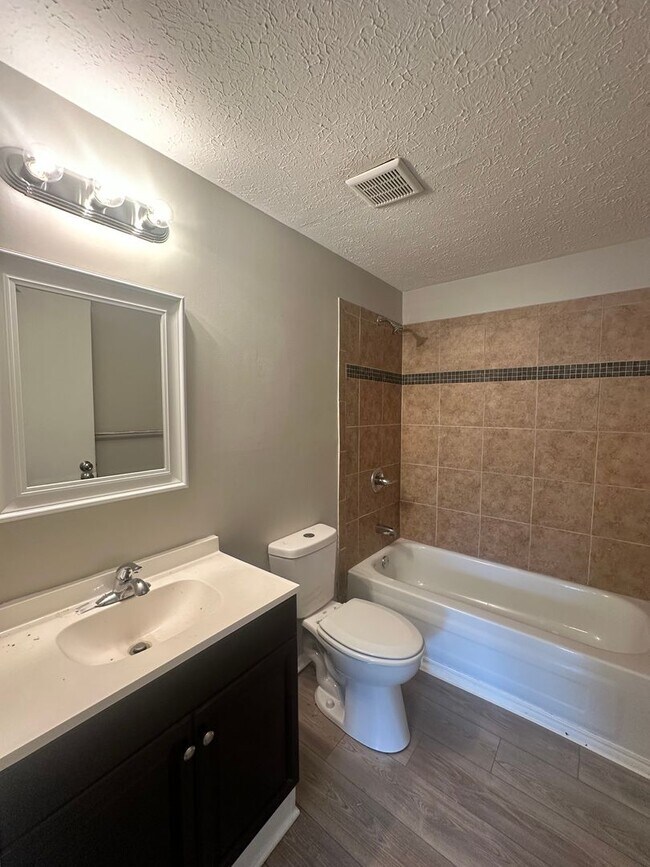Building Photo - Beautifully Updated 3-Bed, 2-Bath Tri-Leve...