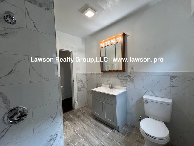Building Photo - 1208 Chapman Ave SW