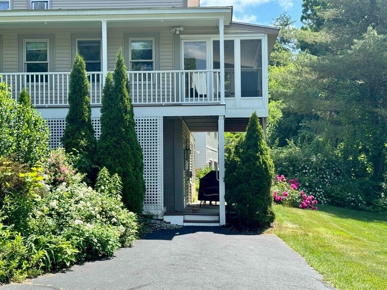 Building Photo - 285 East Side