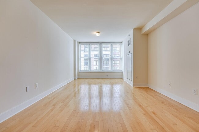 Building Photo - 1125 Maxwell Ln