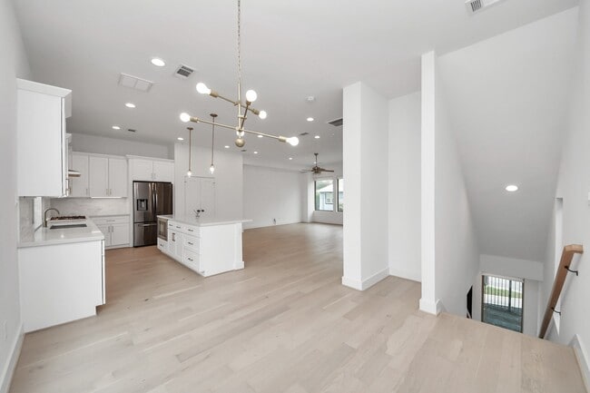 Building Photo - 615 Oakley St