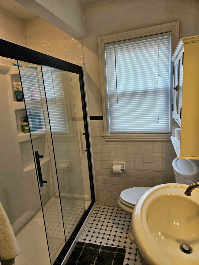 Building Photo - 1409 Gardenia Ave