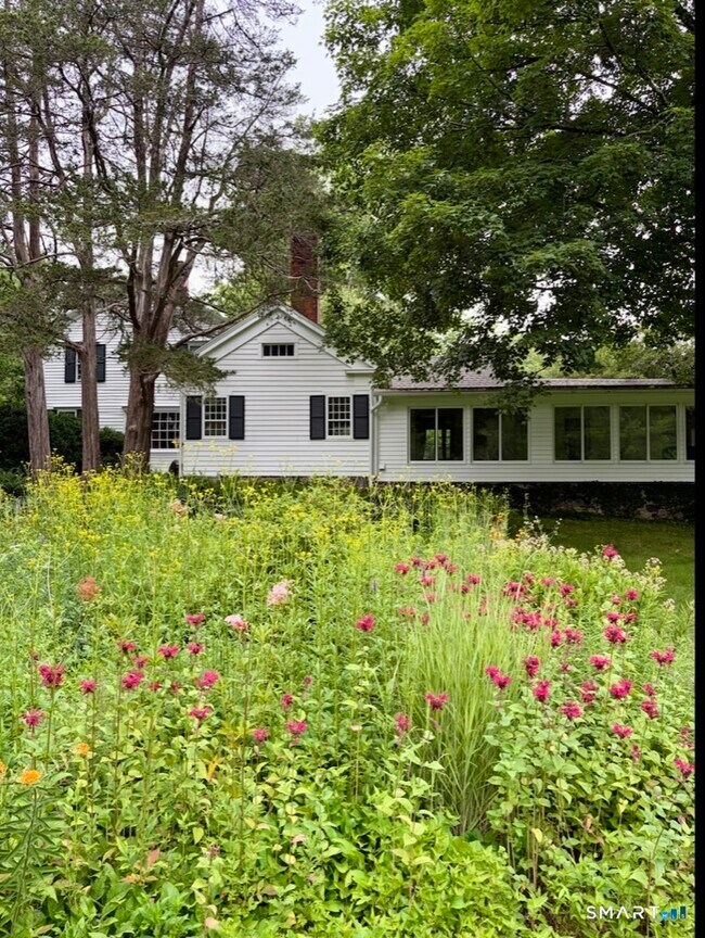 Building Photo - 320 Valley Rd