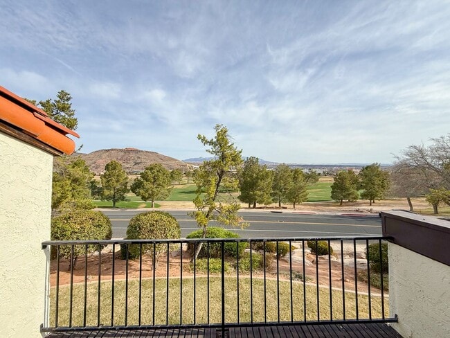 Building Photo - Upgraded townhome by Southgate Golf Course - Small dogs allowed