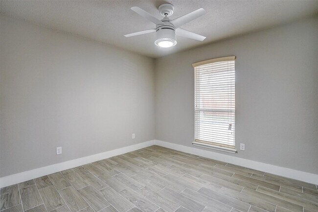 Building Photo - 3805 W Rochelle Rd