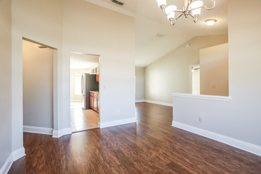 Building Photo - 8244 International Village Dr