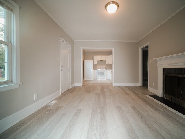 Building Photo - "Charming 4-Bedroom Gem in Charlotte - Cozy Living with Spacious Comfort!"
