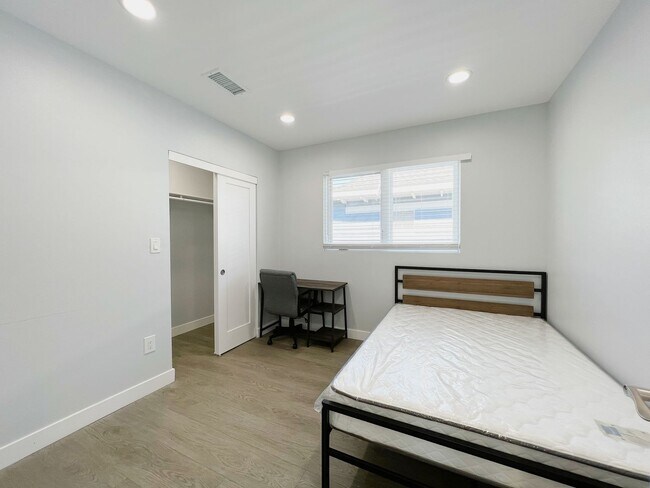 Building Photo - 2641 S Budlong Ave