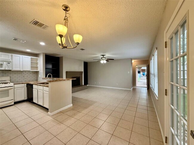 Building Photo - 7825 Beauregard Cir