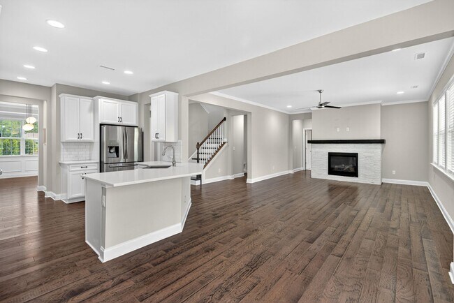 Building Photo - “5-Bedroom Home with Bonus Room & Resort-S...