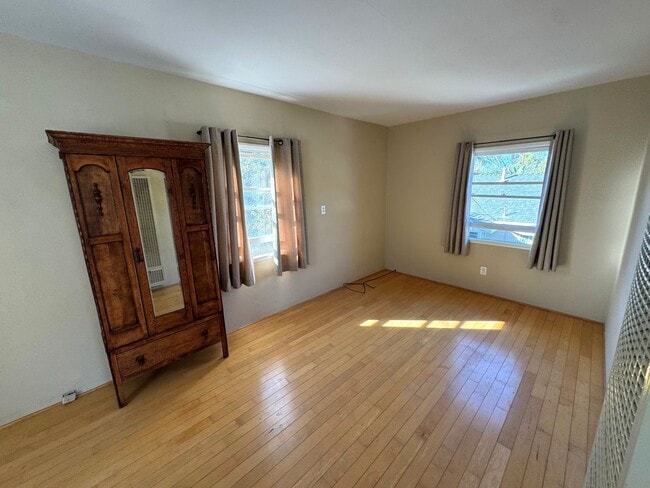 Building Photo - Charming 1 Bedroom Apartment in West Ventura – All Utilities Included!