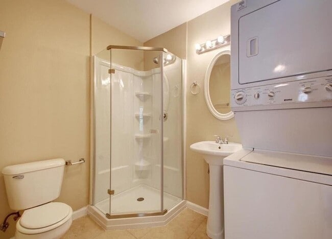 Building Photo - 608 1/2 Genard Unit B - 3 bed 2 bath one story with back yard.