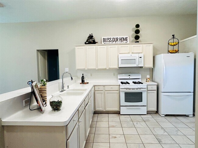Building Photo - 1404 Helmsley Dr