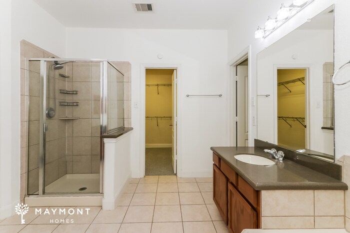 Building Photo - 26049 Kingshill Dr