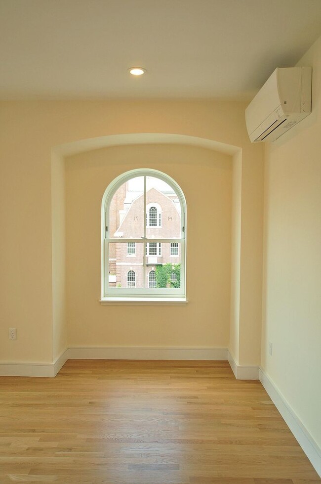 Building Photo - 885 Beacon St