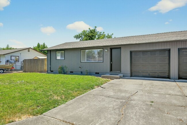 Building Photo - Modern 2-Bedroom Duplex with New Kitchen &...