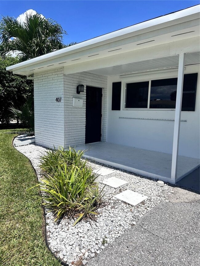 Building Photo - 407 Riverside Dr