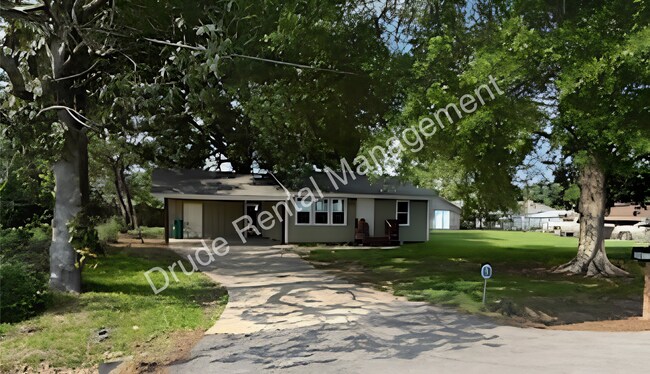 Building Photo - Cozy Charming Country Home