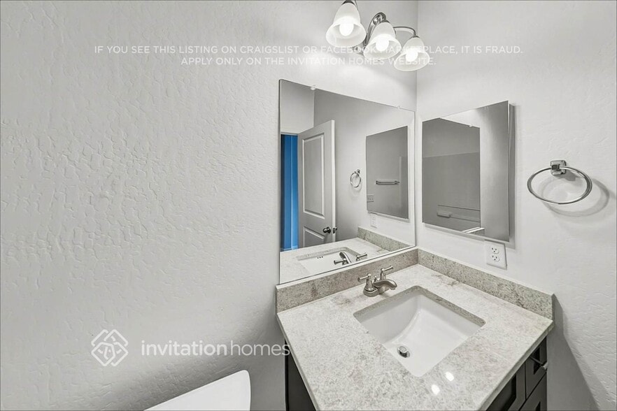 Building Photo - 5541 E Santa Clara Dr