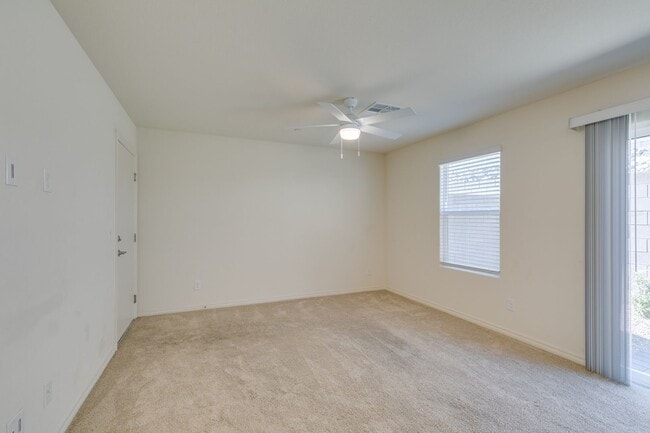 Building Photo - GORGEOUS TOWNHOME*UPGRADED*ALL APPLIANCES*...