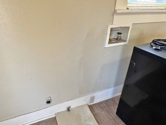 Building Photo - Cute 2 Bed 1 Bath Craftsman Home