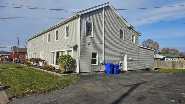 Primary Photo - 2650 Seneca St