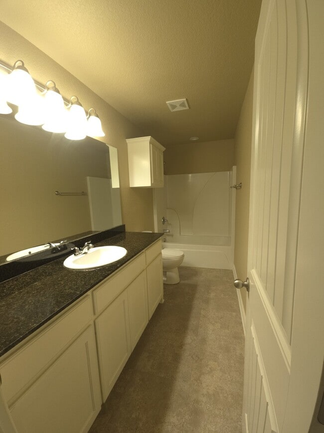 Building Photo - Spacious 3 Bedroom, 2 Bath Duplex for Rent...