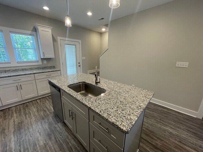 Building Photo - Gorgeous Townhome-English Commons