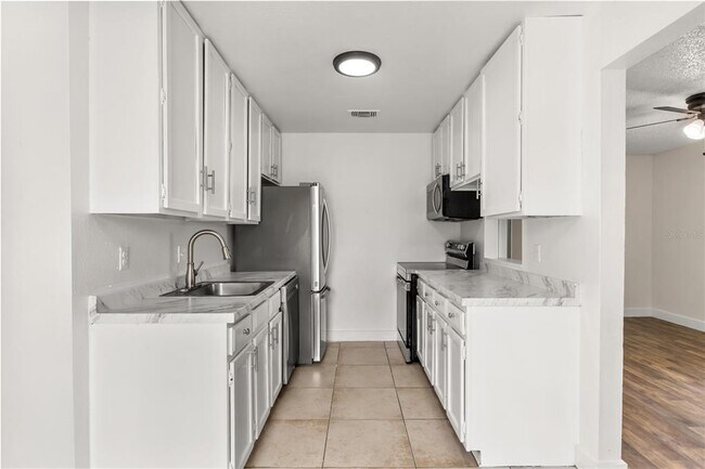 Building Photo - 4038 Versailles Dr