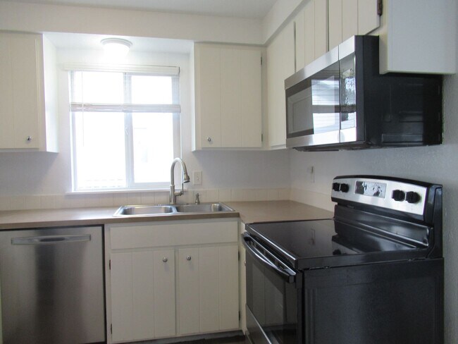 Building Photo - APPROVED APPLICATION - Charming 2 bedroom,...