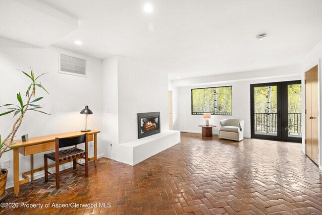 Building Photo - 284 Eastwood Rd