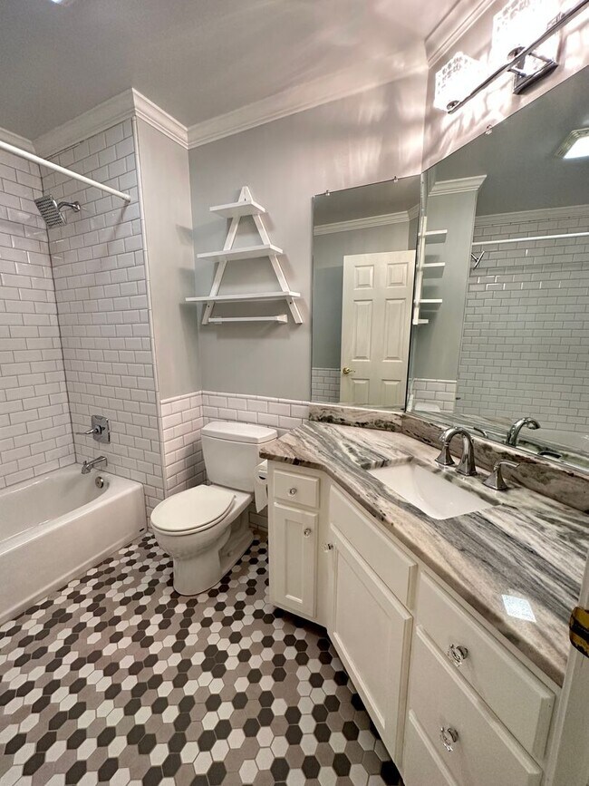 Building Photo - 1611 Majesty Dr