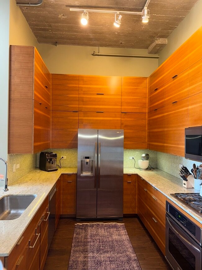 Building Photo - 320 E 21st St