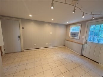 Building Photo - 5 Greenleaf Cir