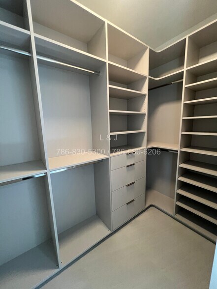 Building Photo - 920 SW 71st Ave
