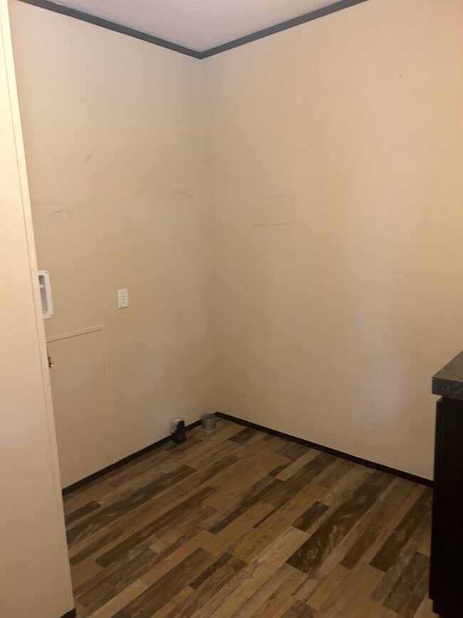Building Photo - Nice 4 bedroom, 2 bath home with beautiful...