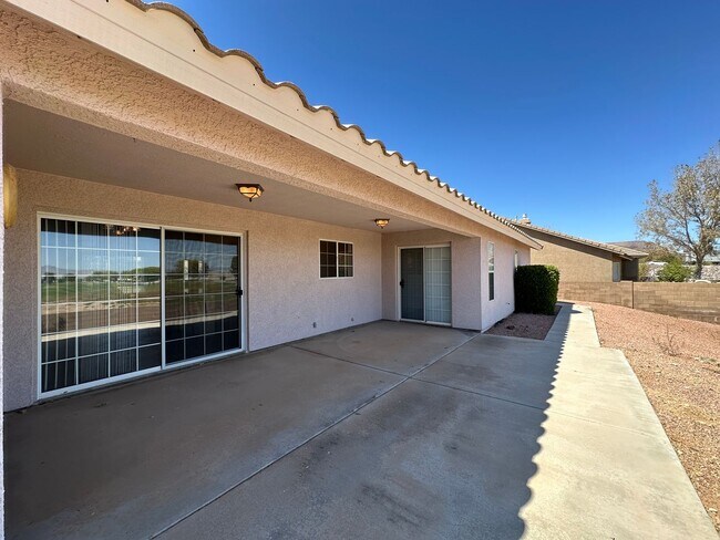 Building Photo - Beautiful 3 Bed / 2 Bath Home Backing to Cerbat Cliffs Golf Course!