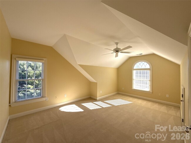 Building Photo - 1109 S Kings Dr