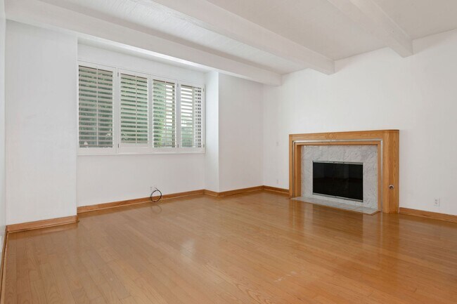 Building Photo - Wonderful uptown condo for rent... Santa Barbara!