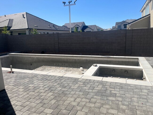 Building Photo - Gorgeous 6 bedroom with Pool and RV Garage